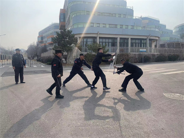 公司在教育基地展開常態(tài)化防暴演練培訓(xùn)